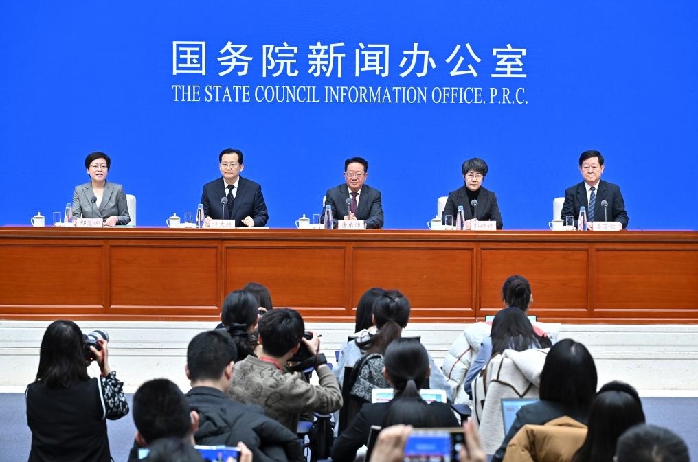 2月28日，國務(wù)院新聞辦公室在北京舉行國務(wù)院政策例行吹風(fēng)會，民政部副部長唐承沛、財(cái)政部副部長郭婷婷、自然資源部副部長許大純、住房城鄉(xiāng)建設(shè)部副部長姜萬榮和國務(wù)院新聞辦公室新聞發(fā)言人介紹2024年國務(wù)院部門辦理全國人大代表建議和全國政協(xié)提案工作有關(guān)情況，并答記者問。新華社記者 李鑫 攝