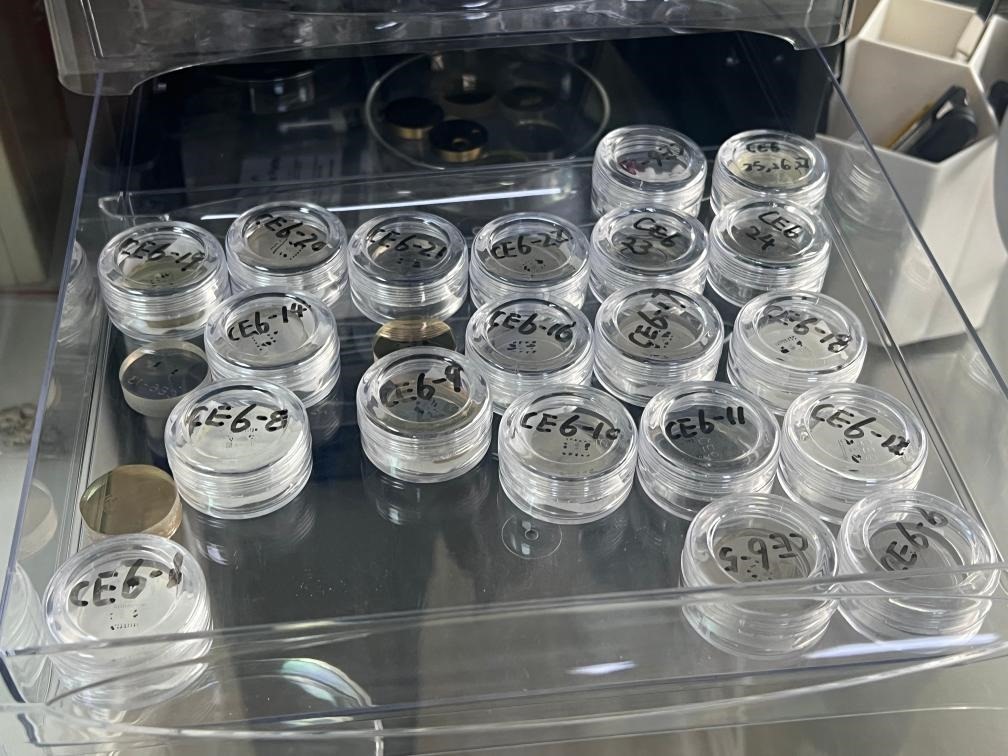 包含嫦娥六號樣品的樹脂靶。新華社記者 溫競?cè)A 攝