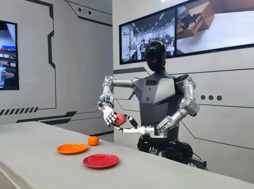 △2025年2月24日，北京“機(jī)器人大世界”展出的機(jī)器人正在完成日常家務(wù)。
