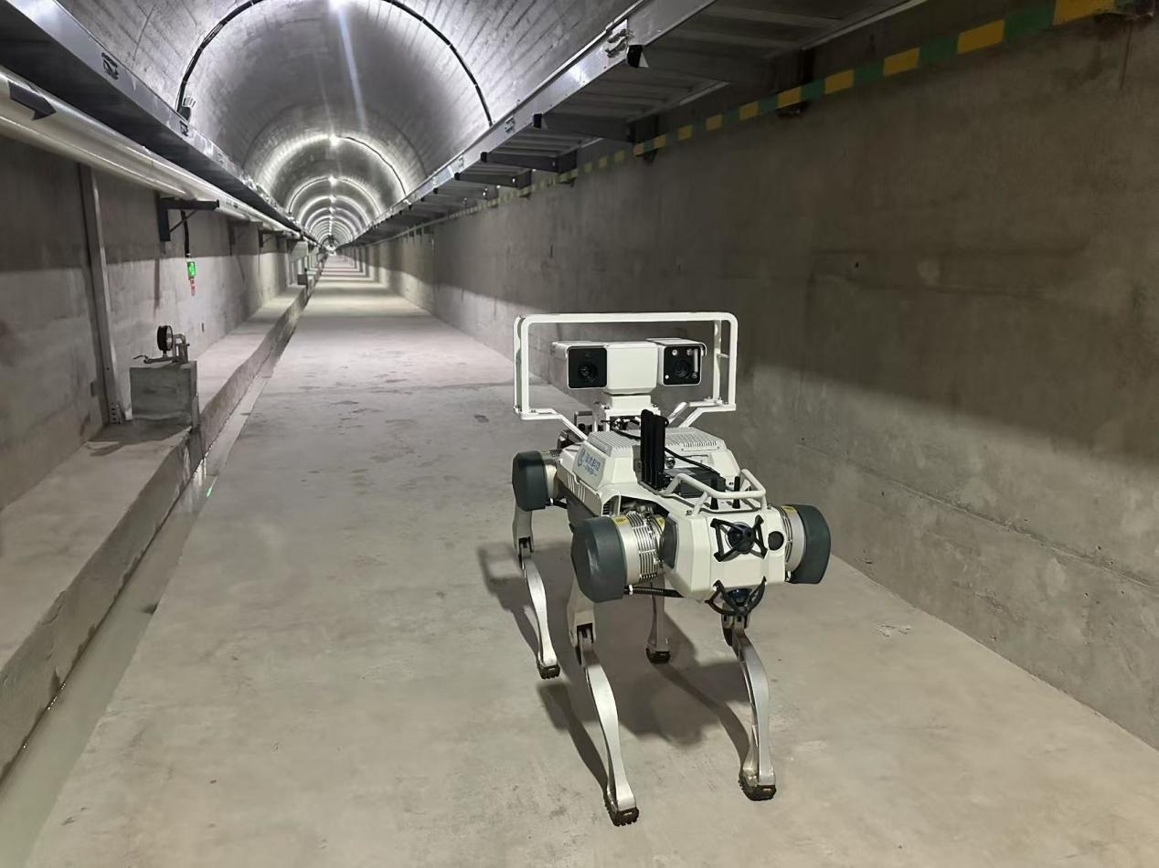 機(jī)器人正在對(duì)大壩廊道進(jìn)行巡檢，重點(diǎn)監(jiān)測裂縫，滲水點(diǎn)，積水等。水利部供圖