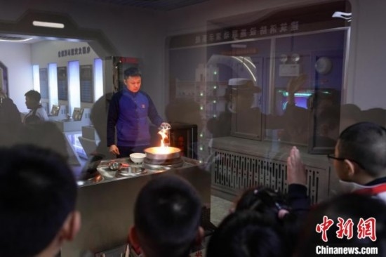 圖為學(xué)生們參觀道里區(qū)消防救援大隊(duì)消防科普體驗(yàn)館內(nèi)火場(chǎng)真實(shí)體驗(yàn)演示區(qū)。中新社記者 趙宇航 攝