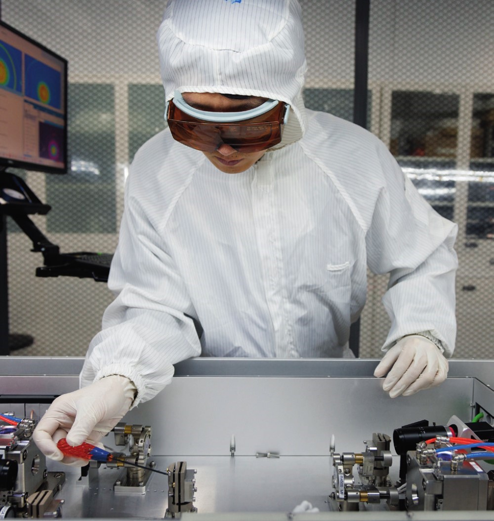 科研人員在廣東東莞阿秒科學(xué)中心實(shí)驗(yàn)室調(diào)試高性能激光器（2025年1月10日攝）。金立旺攝/本刊