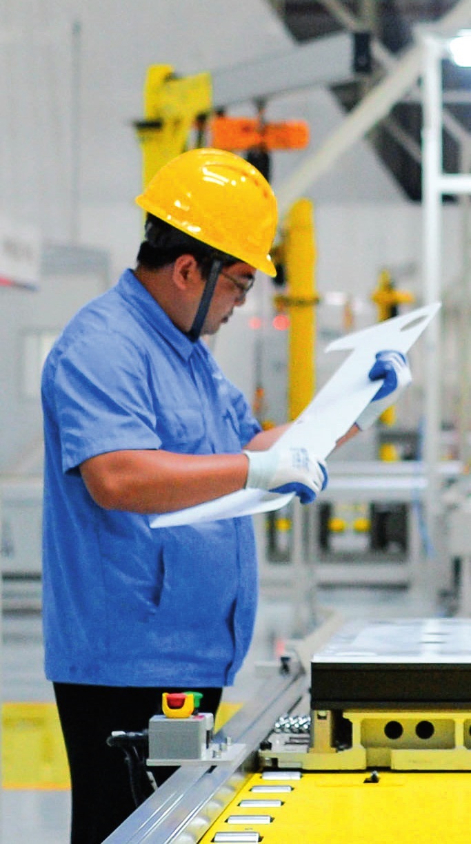 工人在位于廣東珠海的緯景儲(chǔ)能珠?！俺珿工廠”工作（2024年5月19日攝）。李任滋攝/本刊