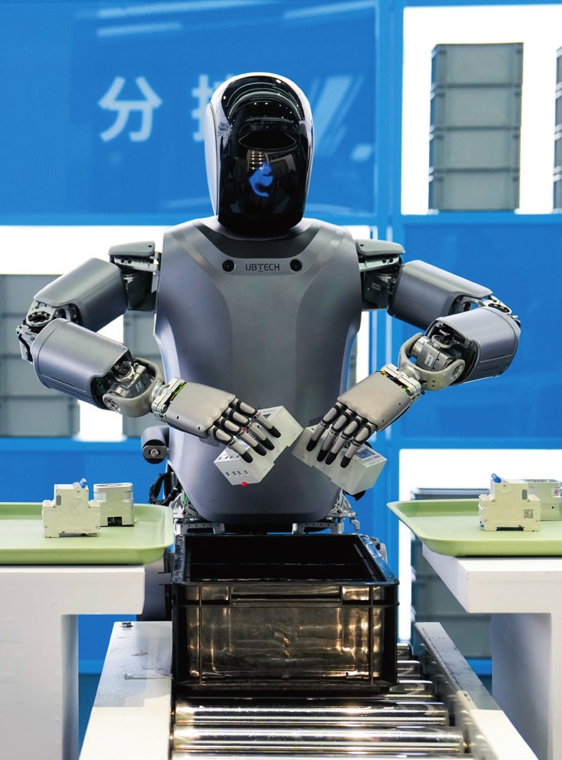 北京“機(jī)器人大世界”展示的優(yōu)必選人形機(jī)器人（2025年2月24日攝）。鞠煥宗攝/本刊