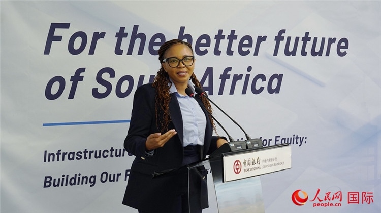 馬塞莫拉女士詳細介紹了南非政府在基礎設施建設方面的最新規(guī)劃和社會公益項目。人民網(wǎng) 劉暢攝