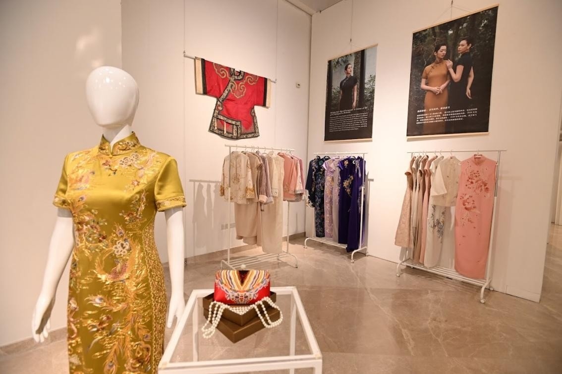 展覽現(xiàn)場展出各種款式的精美旗袍。新加坡中國文化中心供圖