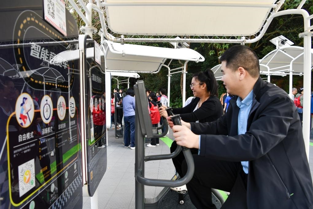 2024年1月20日，市民在蓮花山公園西區(qū)室外智能健身房參加競賽活動(dòng)。當(dāng)日，深圳市室外智能健身競賽活動(dòng)舉行。新華社記者 梁旭 攝