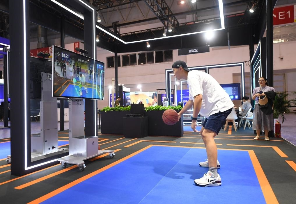 2023年8月25日，在HICOOL2023全球創(chuàng)業(yè)者峰會(huì)展覽展示區(qū)，觀眾體驗(yàn)AI智慧體育運(yùn)動(dòng)系統(tǒng)。當(dāng)日，HICOOL2023全球創(chuàng)業(yè)者峰會(huì)在位于北京市順義區(qū)的中國國際展覽中心（新館）開幕。新華社記者 任超 攝