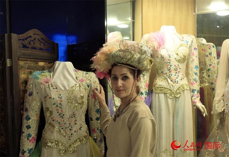 設(shè)計(jì)師展示阿拉伯阿巴斯王朝時(shí)期王冠。人民網(wǎng)伊納斯·易卜拉欣攝