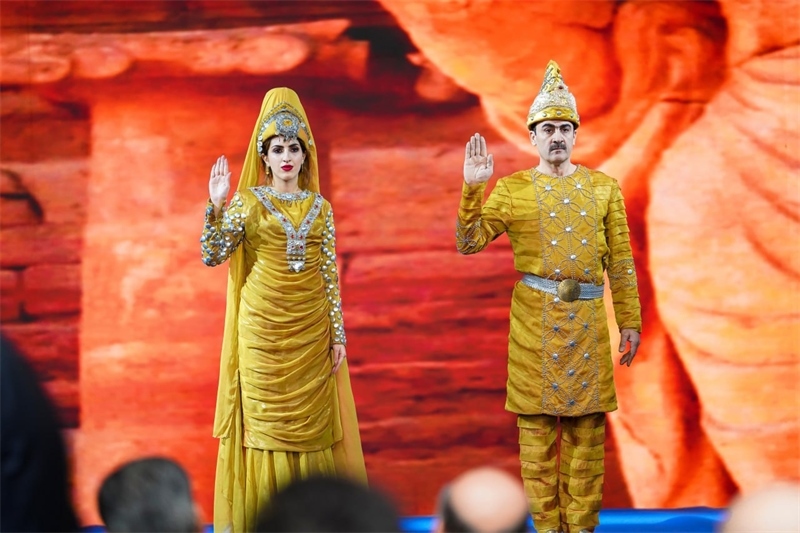 伊拉克時(shí)尚館舉辦的時(shí)裝展上，模特展示亞述時(shí)期服飾。伊拉克時(shí)尚館供圖