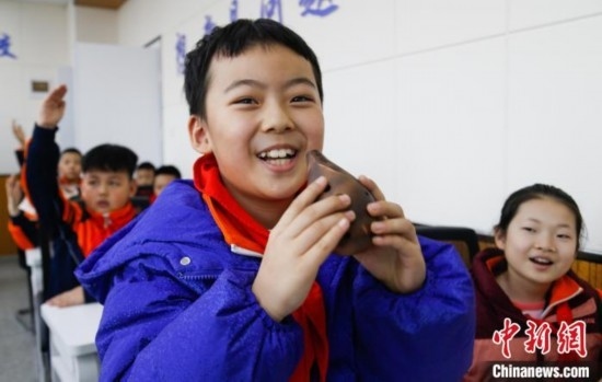 圖為學生在“國寶音樂會”社教課中體驗吹陶塤。中新社記者 馬銘言 攝