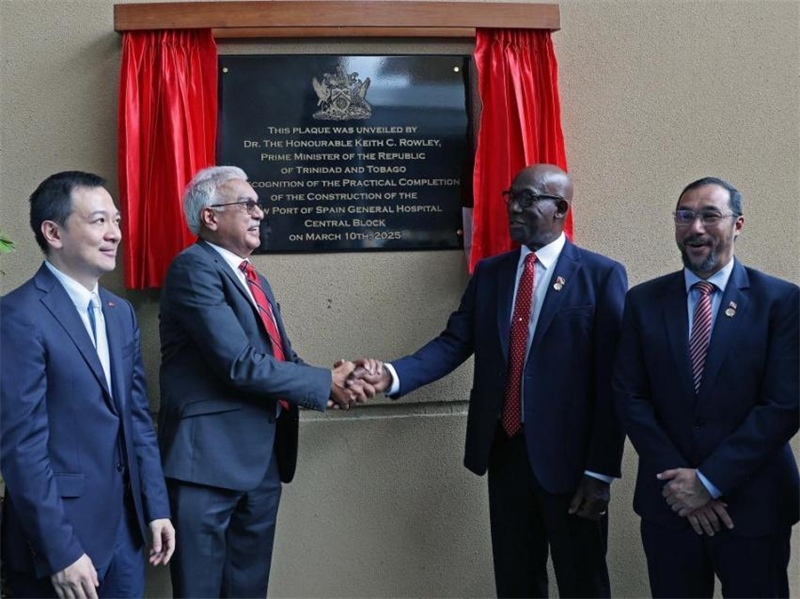 特多總理基思·羅利（右二）等特方政要、中國(guó)駐特多使館臨時(shí)代辦楊晗（左一）等出席西班牙港總醫(yī)院項(xiàng)目揭幕儀式。中國(guó)鐵建（加勒比）有限公司供圖