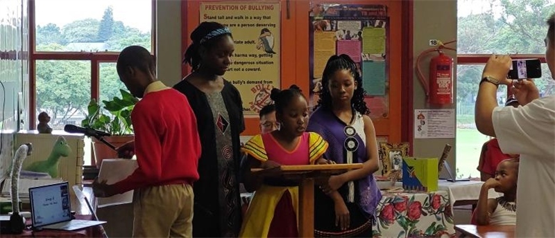 南非學(xué)生介紹南非。