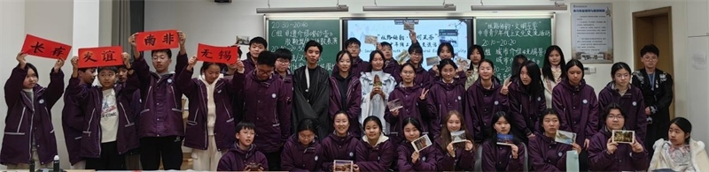 中南學(xué)生合影留念。