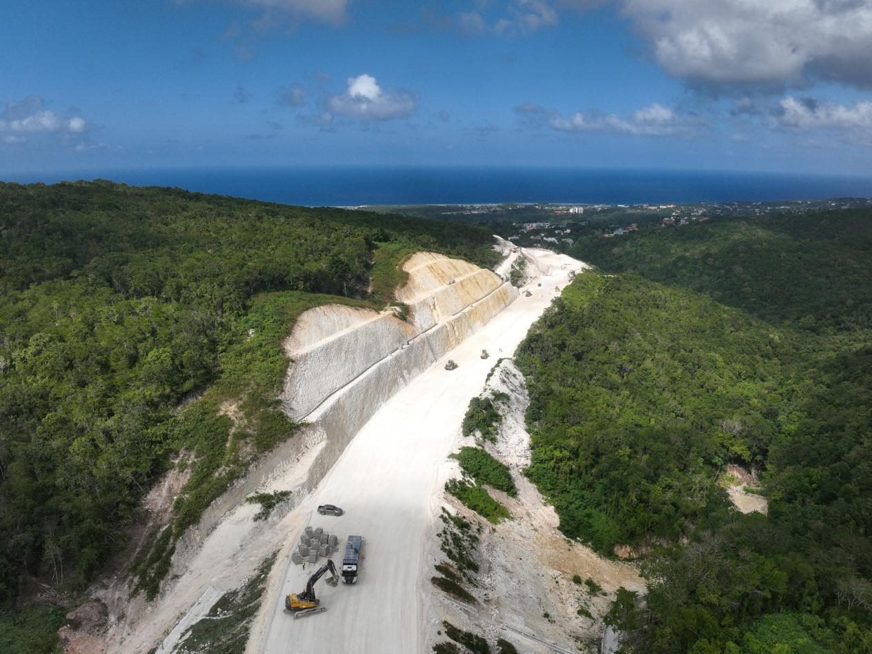 圖為中企承建的牙買加蒙特哥貝繞城路項(xiàng)目基層試驗(yàn)段正在進(jìn)行攤鋪和碾壓施工，相關(guān)施工工作已于近日順利完成。中國港灣美洲區(qū)域公司供圖