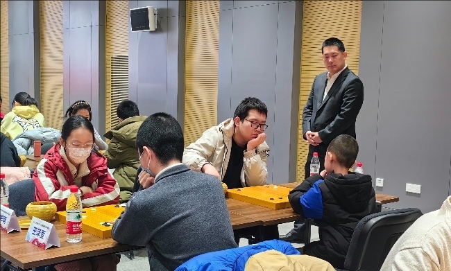 常昊觀戰(zhàn)年輕棋手們比賽。人民網(wǎng)記者 李乃妍攝