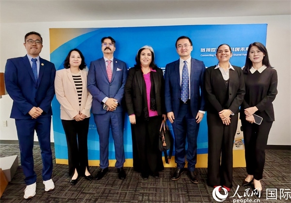 與會(huì)嘉賓合影。