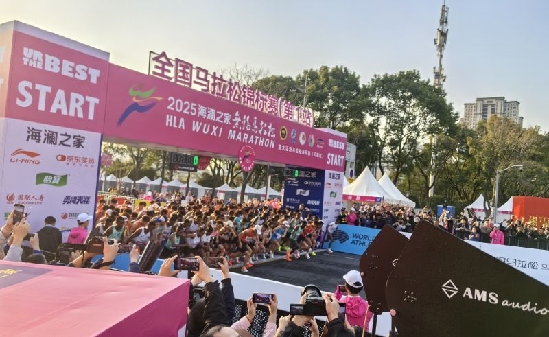 參賽選手沖出起跑線。 人民網記者 楊磊攝