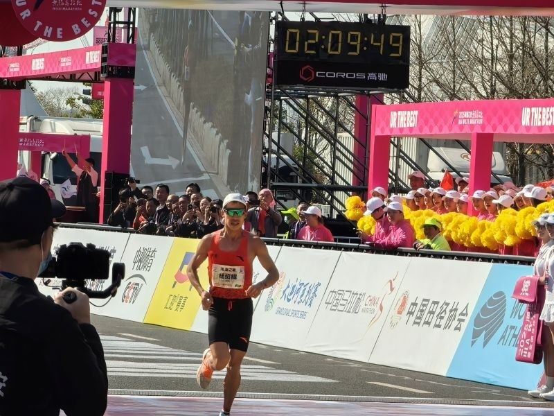 楊紹輝通過比賽終點。 人民網記者 楊磊攝