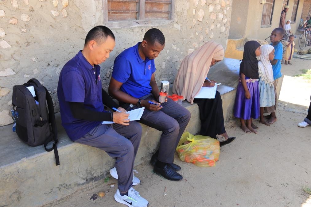 專家組指導(dǎo)非方疾控人員開展疾病篩查工作。專家組供圖