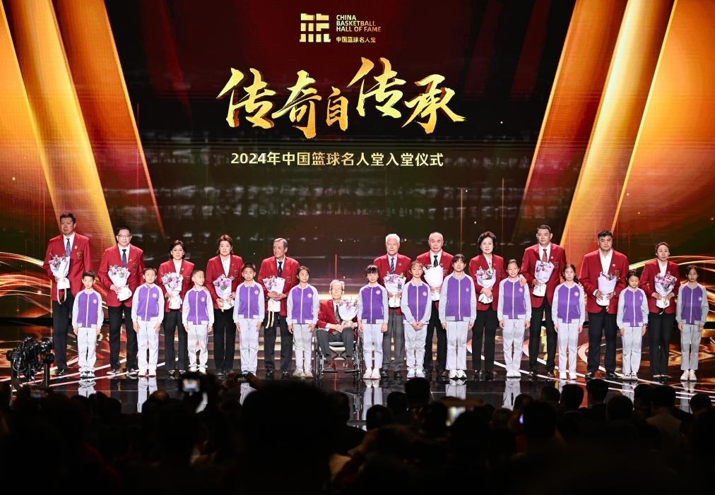 3月23日，在場的各屆中國籃球名人堂入堂人物在入堂儀式上合影留念。新華社記者 陳鐘昊 攝