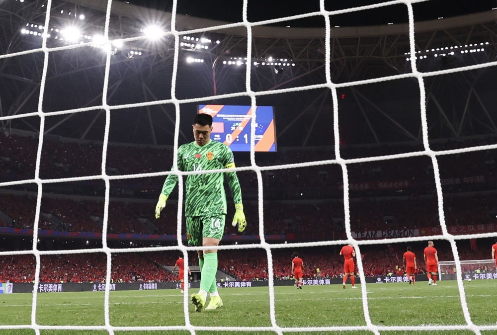 3月25日，中國隊守門員王大雷在球隊丟球后。新華社記者 曹燦 攝