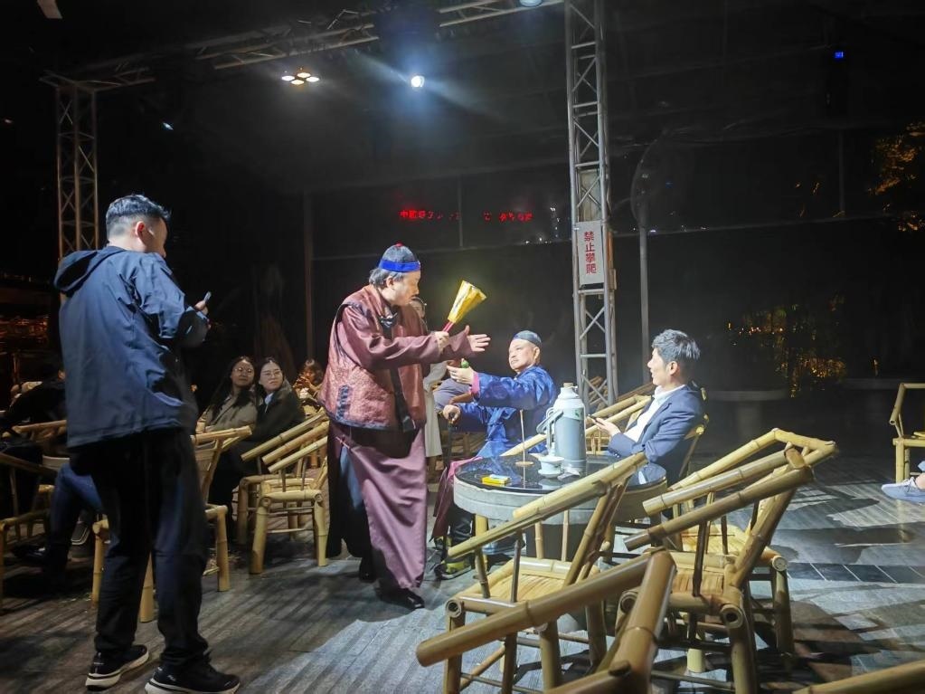 3月24日，《鶴鳴傳奇》在四川省成都市人民公園鶴鳴茶社演出。新華社記者 張海磊 攝