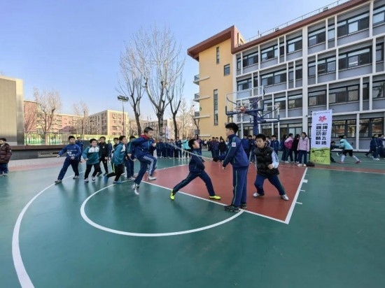 北京師范大學實驗小學開展跳繩比賽。