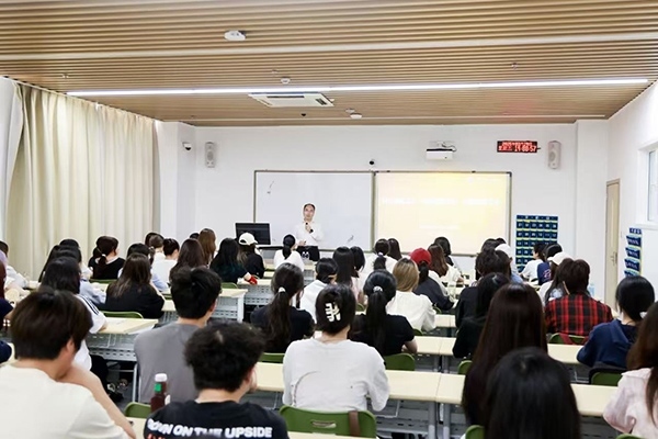 深圳職業(yè)技術大學黨委副書記、校長許建領為學生授課。學校供圖