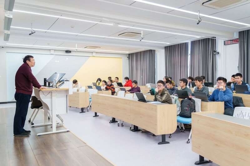 北航面向全校本科生開設《人工智能導論》通識必修課。校方供圖