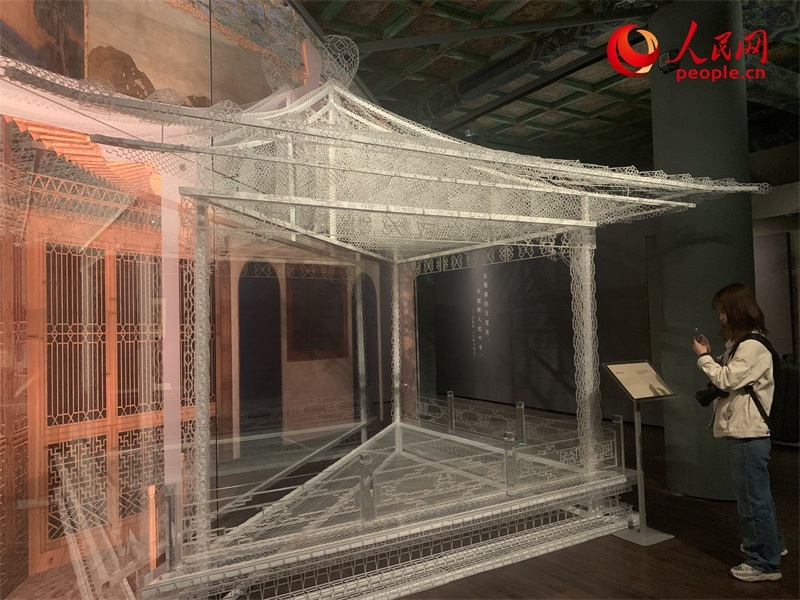 游客在故宮博物院參觀展覽。人民網(wǎng)記者 韋衍行攝