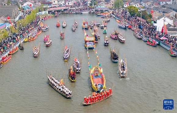 ?4月4日，選手在參加茅山會船盛會（ 無人機照片）。?新華社發(fā)（顧繼紅 攝）