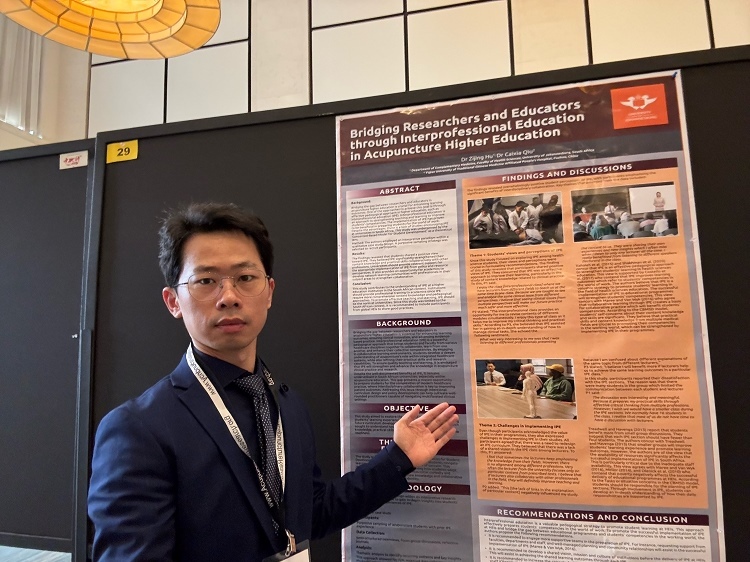 胡紫景醫(yī)生在國(guó)際針灸學(xué)術(shù)會(huì)議中。約翰內(nèi)斯堡大學(xué)供圖