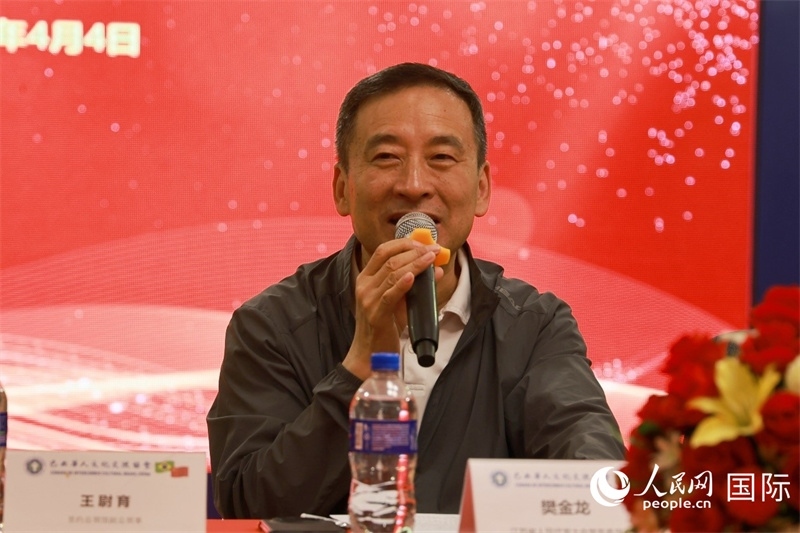 江蘇省人大常務(wù)委員會(huì)常務(wù)副主任樊金龍?jiān)谧剷?huì)上致辭。人民網(wǎng)記者 陳海琪攝