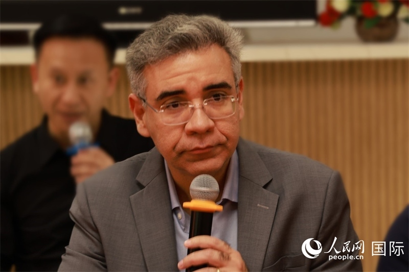 巴西弗魯米嫩塞聯(lián)邦大學(xué)教授、中國(guó)問題專家埃萬(wàn)德羅·卡瓦略在座談會(huì)上致辭。人民網(wǎng)記者 陳海琪攝