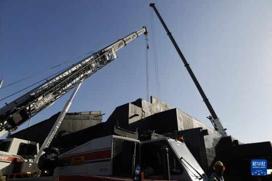  4月8日，救援人員在多米尼加首都圣多明各的夜總會屋頂坍塌事故現(xiàn)場工作。新華社發(fā)