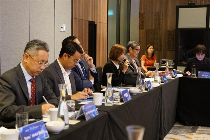 《南洋商報》總編輯羅依薇（左四）進行致辭。林俊揚攝