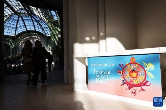 4月11日，人們在法國巴黎大皇宮參加2025巴黎書展。新華社記者 高靜 攝