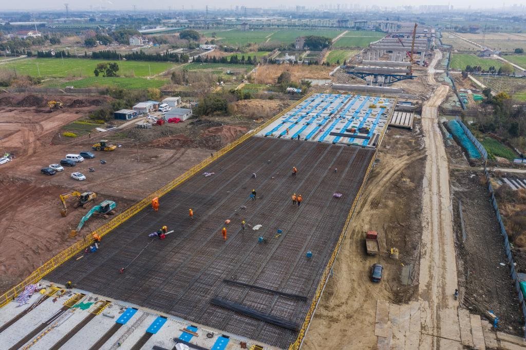 3月7日，在524國道秀洲王江涇至新塍公路工程TJ02標(biāo)段，作業(yè)人員正在進行60米鋼混組合梁現(xiàn)澆橋面板鋼筋焊接及綁扎作業(yè)（無人機照片）。新華社記者 徐昱 攝