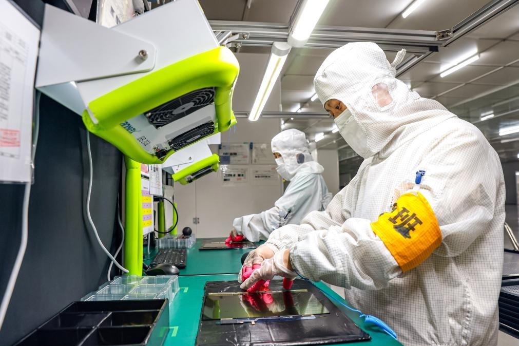 3月27日，在位于寧夏賀蘭工業(yè)園區(qū)的湯姆森電氣有限公司生產(chǎn)車間內(nèi)，工作人員制作硅膠絕緣護套。新華社記者 楊植森 攝