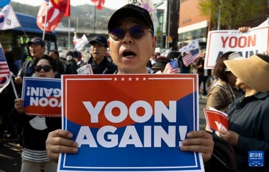 4月11日，在韓國(guó)首爾漢南洞官邸附近，支持者為韓國(guó)前總統(tǒng)尹錫悅送行。新華社發(fā)（全休相攝）