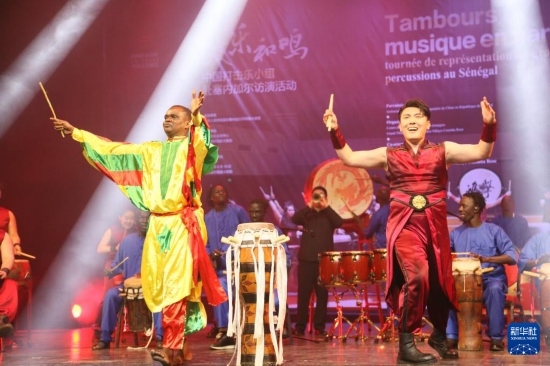 4月10日，在塞內(nèi)加爾首都達喀爾的國家大劇院，中央音樂學(xué)院進擊打擊樂團與塞內(nèi)加爾杜杜·恩迪亞耶·羅斯打擊樂團同臺演出。新華社記者 司源 攝
