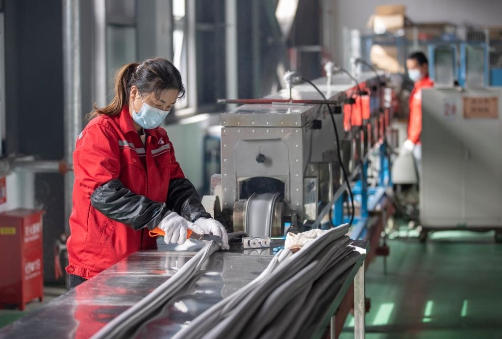 3月27日，在位于寧夏賀蘭工業(yè)園區(qū)的湯姆森電氣有限公司生產(chǎn)車間內(nèi)，工作人員制作硅膠絕緣護套。新華社記者 楊植森 攝