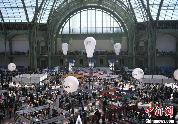 當(dāng)?shù)貢r間4月11日，2025年巴黎圖書節(jié)在巴黎大皇宮揭幕。圖為巴黎大皇宮的圖書節(jié)現(xiàn)場。中新社記者 李洋 攝