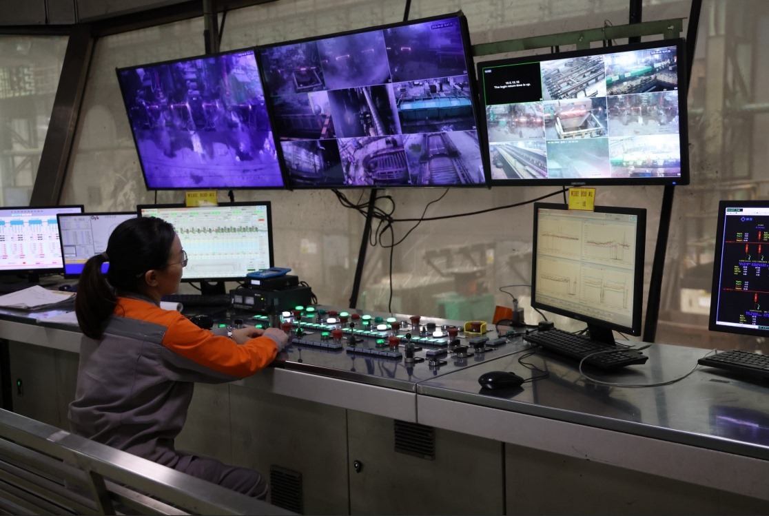 工作人員在馬中關(guān)丹產(chǎn)業(yè)園內(nèi)的聯(lián)合鋼鐵生產(chǎn)車(chē)間內(nèi)工作。（人民日?qǐng)?bào)記者楊一 攝）