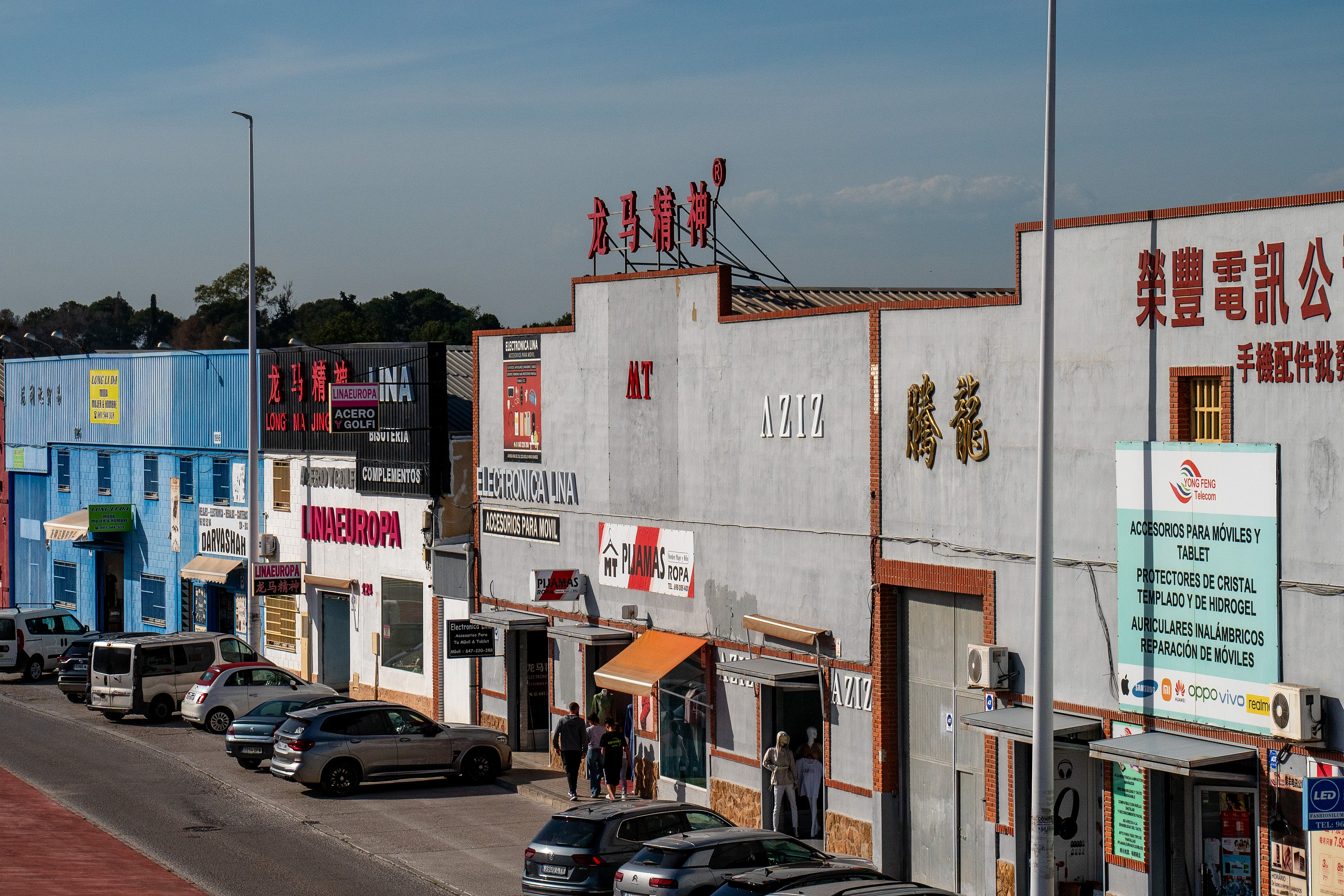 當(dāng)?shù)貢r間2025年4月10日，西班牙瓦倫西亞國際機(jī)場附近的中資批發(fā)零售商店。