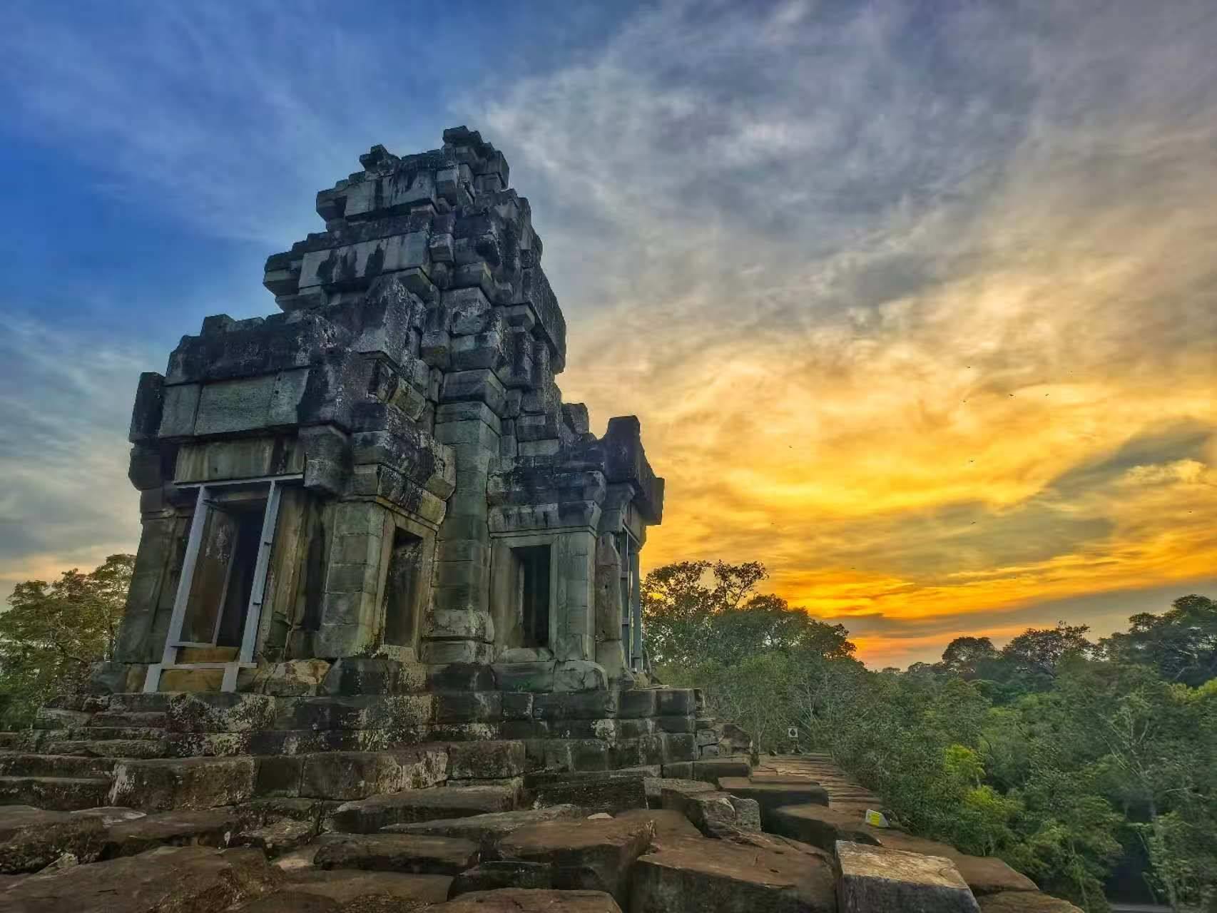 由中國專家修復的茶膠寺最高處的砂巖塔。（人民日報記者強薇 攝）