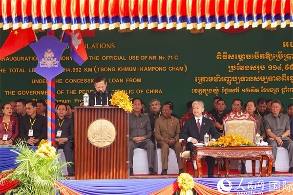 柬埔寨首相洪瑪奈在剪彩儀式上致辭。人民網(wǎng)記者 程是頡攝