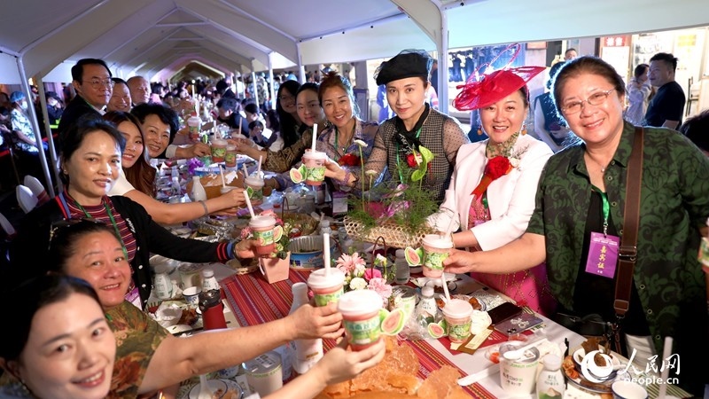 海外華僑在活動(dòng)現(xiàn)場(chǎng)品嘗“家鄉(xiāng)味”。人民網(wǎng)記者 符武平攝