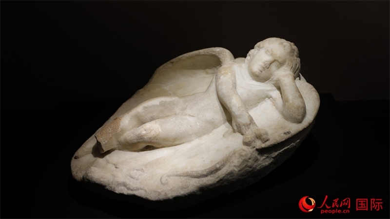 沉睡的厄洛斯大理石浮雕。4月14日，來自希臘伊拉克利翁考古博物館的文物在故宮博物院展出。（人民網(wǎng) 張澤宇攝）
